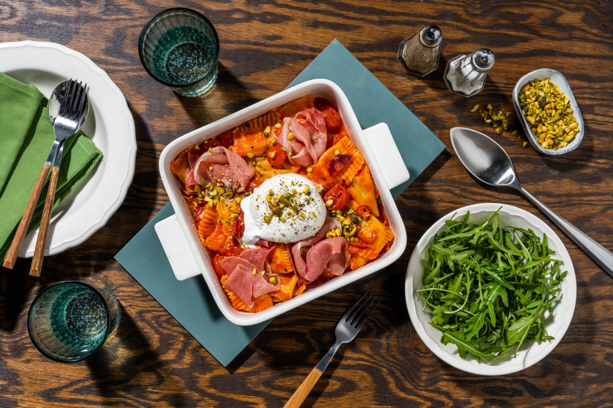 Antipasto pasta met serranoham en burrata