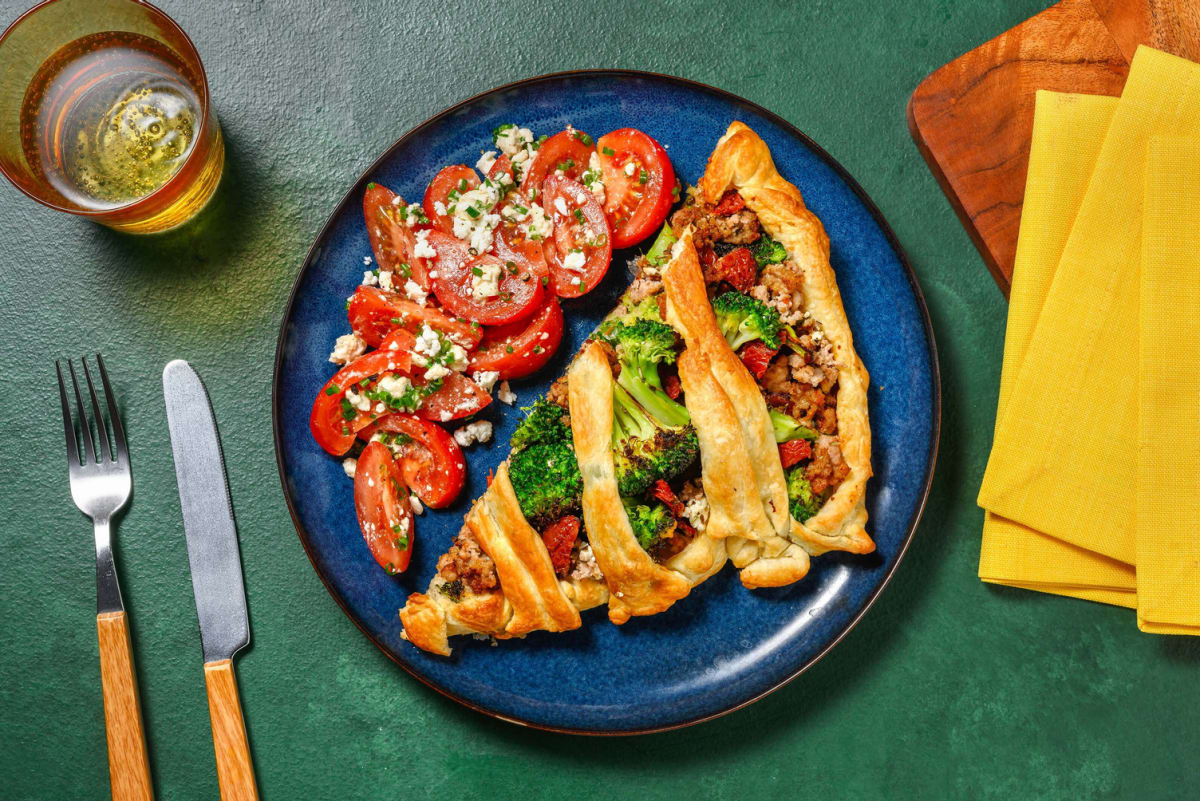 Feuilleté de poulet haché et salade de tomate au fromage grec