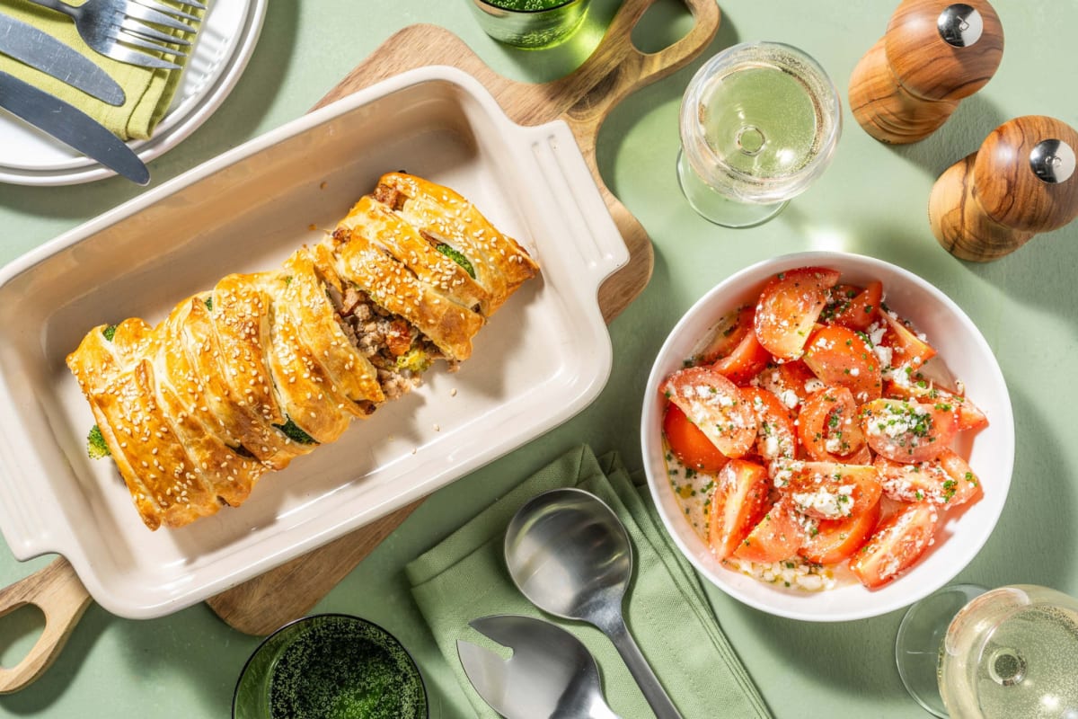 Bladerdeegrol met kipgehakt, witte kaas en zongedroogde tomaten