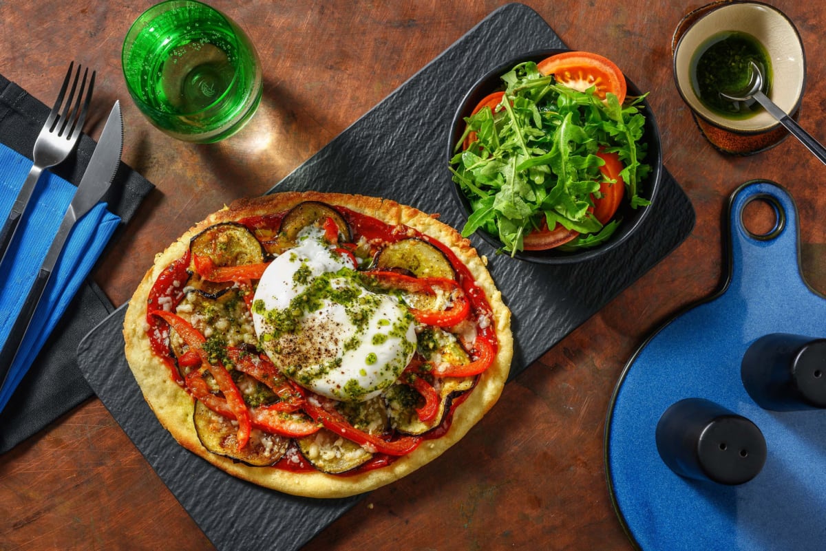 Pizzas sur pain naan garnies d'aubergine et burrata