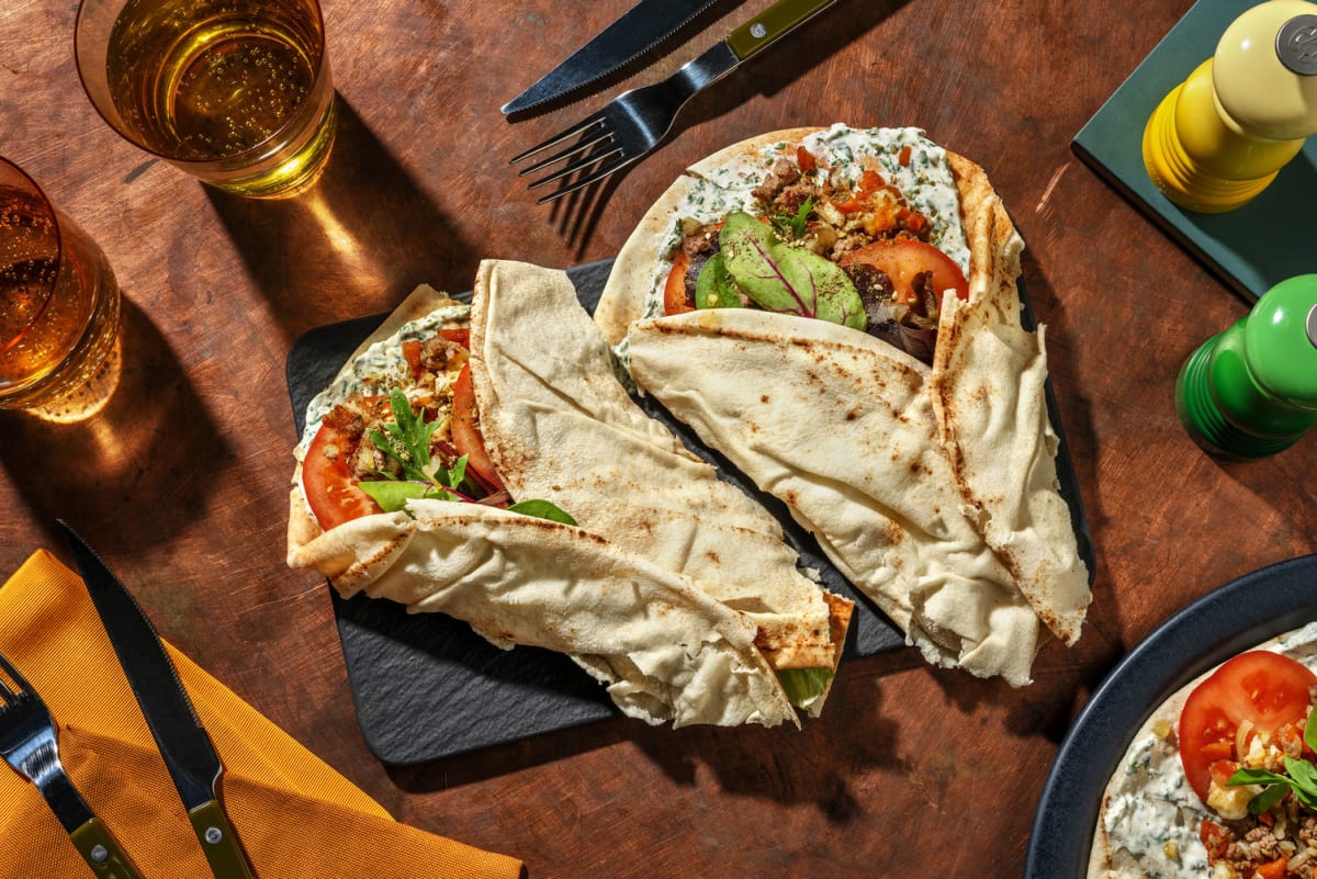 Libanees platbrood met rundergehakt en labne