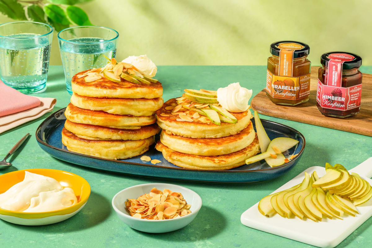 Pancakes zum Frühstück mit leckeren Toppings 