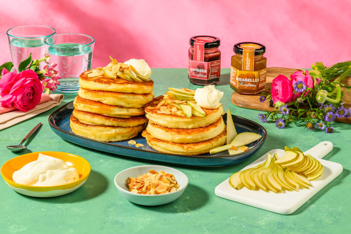 Pancakes zum Frühstück mit leckeren Toppings 