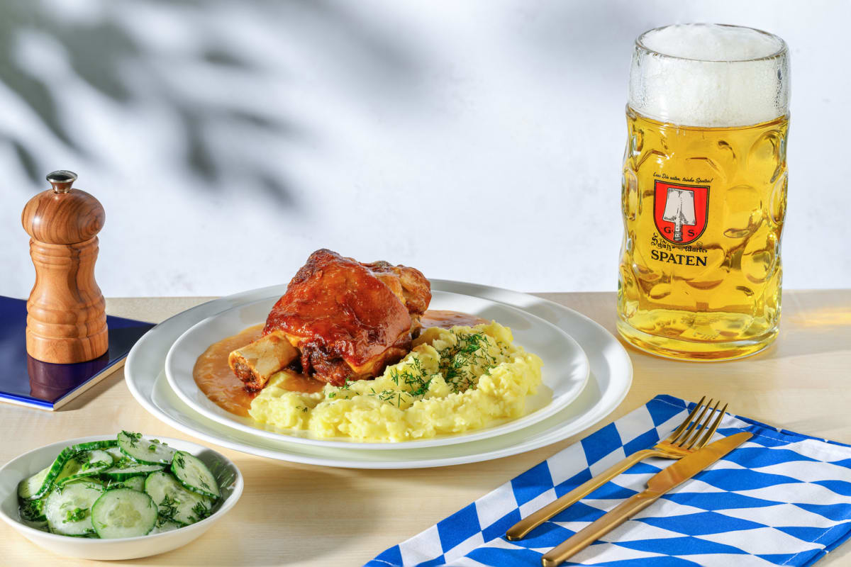 Bayerische Schweinshaxe mit Bratensoße 