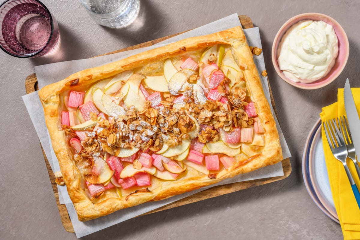 Rhabarber-Apfel-Galette getoppt mit Röstmandeln