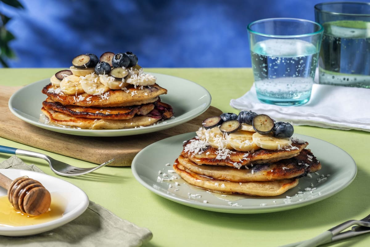 Pancakes à la banane, myrtilles et noix de coco râpée 