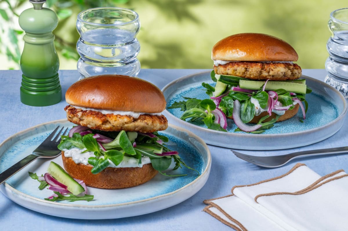 Burger de poisson sur pain brioché et sauce ravigote