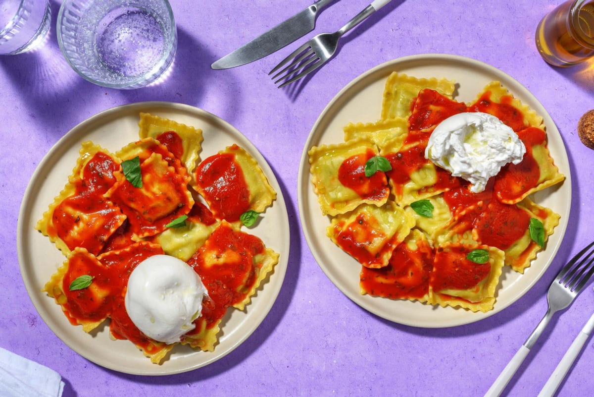 Spinazie-ricotta ravioli met Napolitana saus en burrata