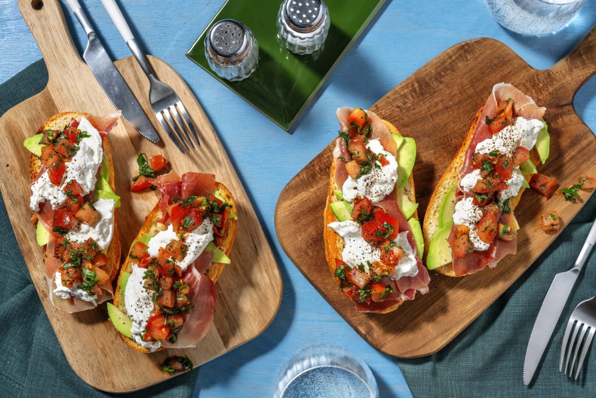 Avocadotoast met serranoham en burrata