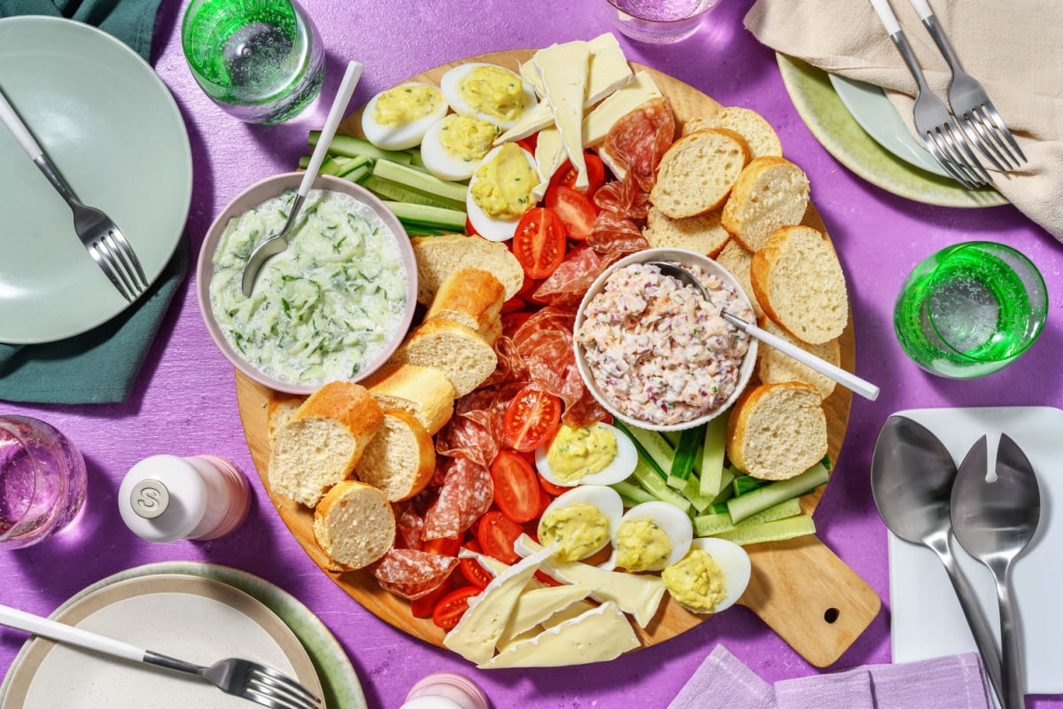 Planche apéritive à la hollandaise avec œufs garnis et dips maison