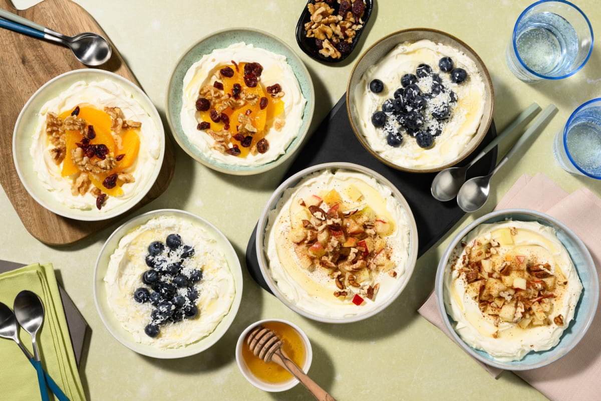 Petit-déjeuner de yaourt à la grecque et fruits frais