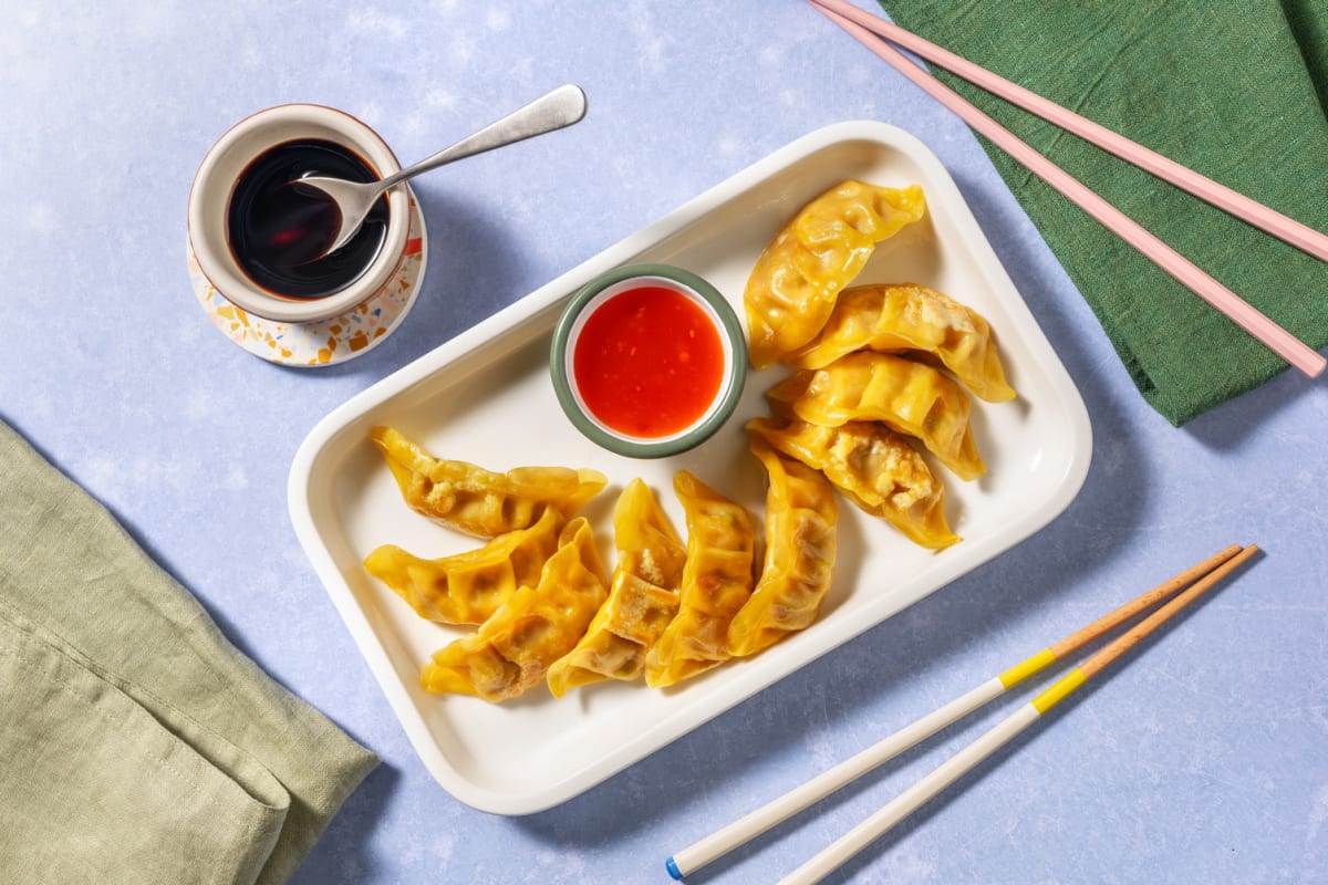 Chicken-Gyoza mit Soßen zum Dippen