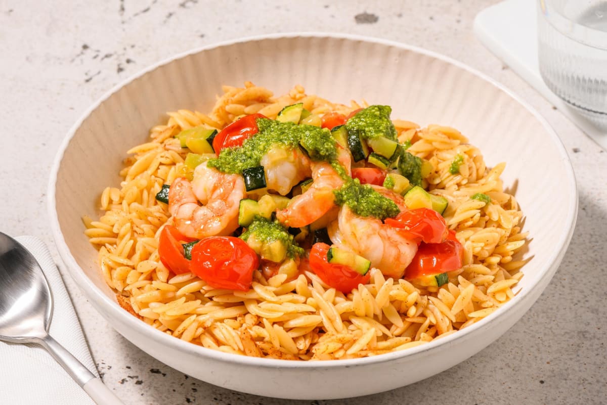 Kryddig orzo med räkor, tomat och zucchini