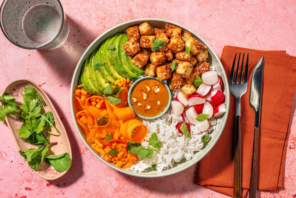 Asiatisk avocado- og tofubowl