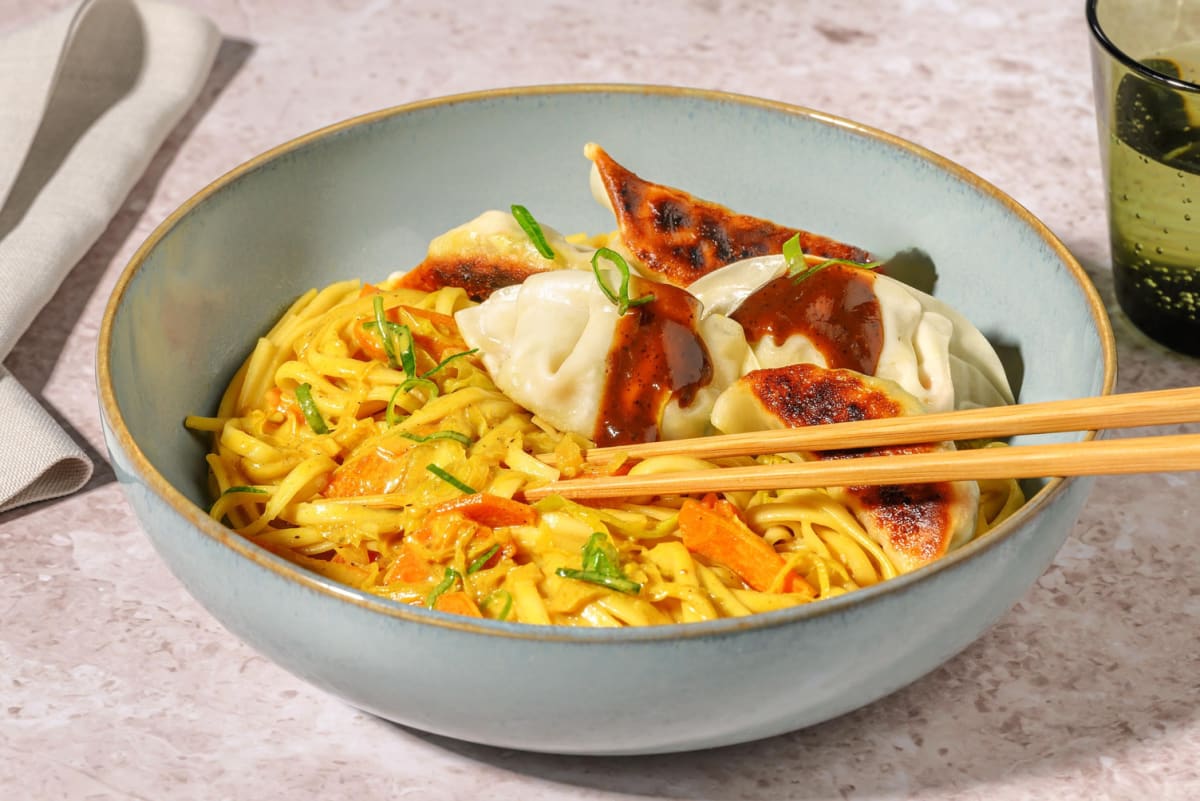 Stegt gyoza og karryudler
