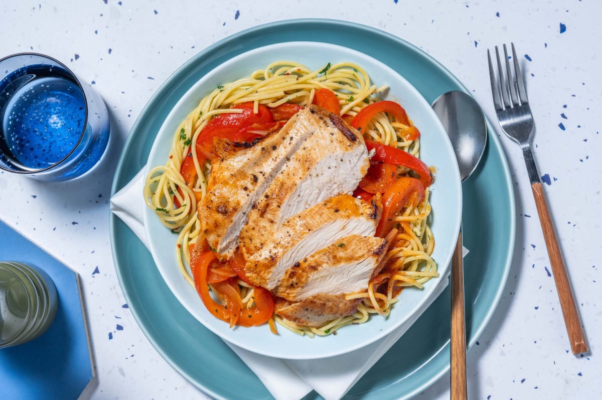 Putenbrust aus dem Ofen in Paprika-Tomaten-Soße