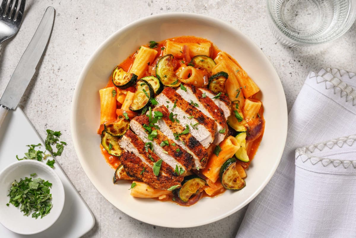 Griechische Pasta mit Schweinesteak-Streifen