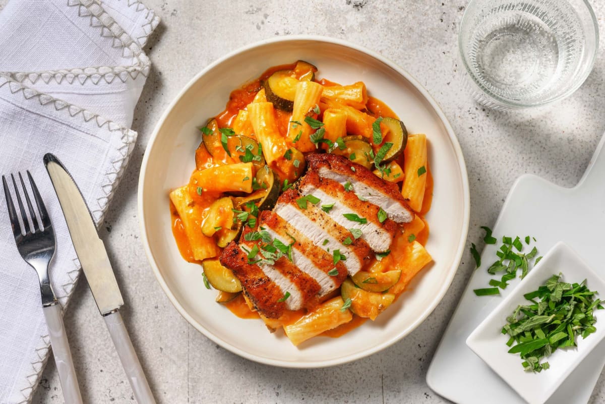 Griechische Pasta mit Schweinesteak-Streifen