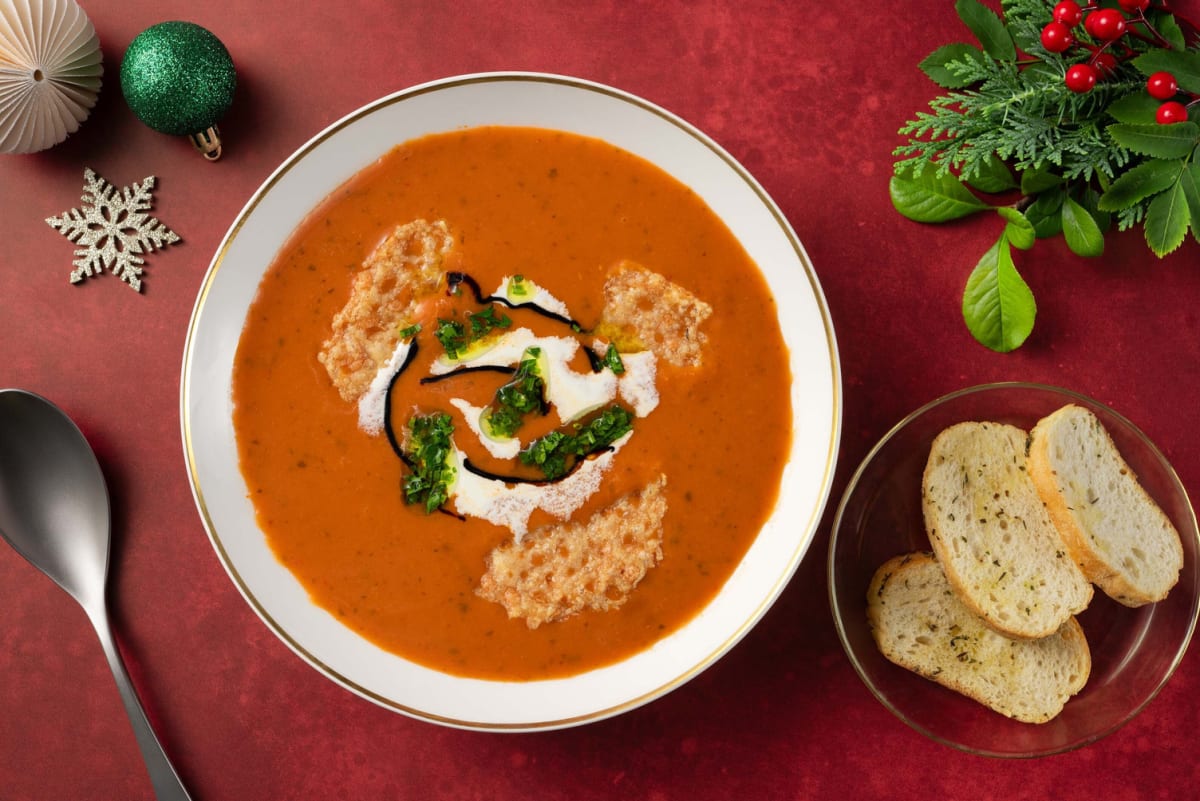 Soupe de tomate crémeuse et chips de parmesan