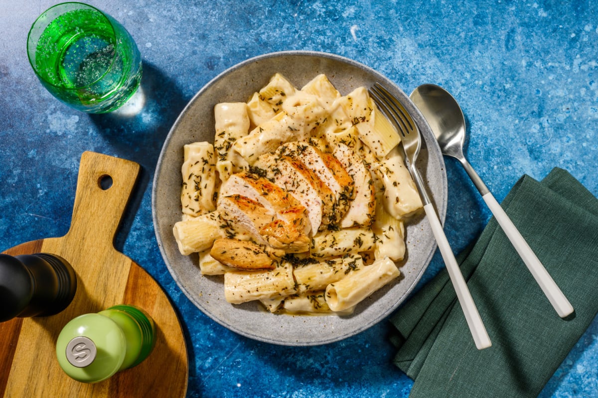 Rigatoni en salsa de tres quesos con pollo