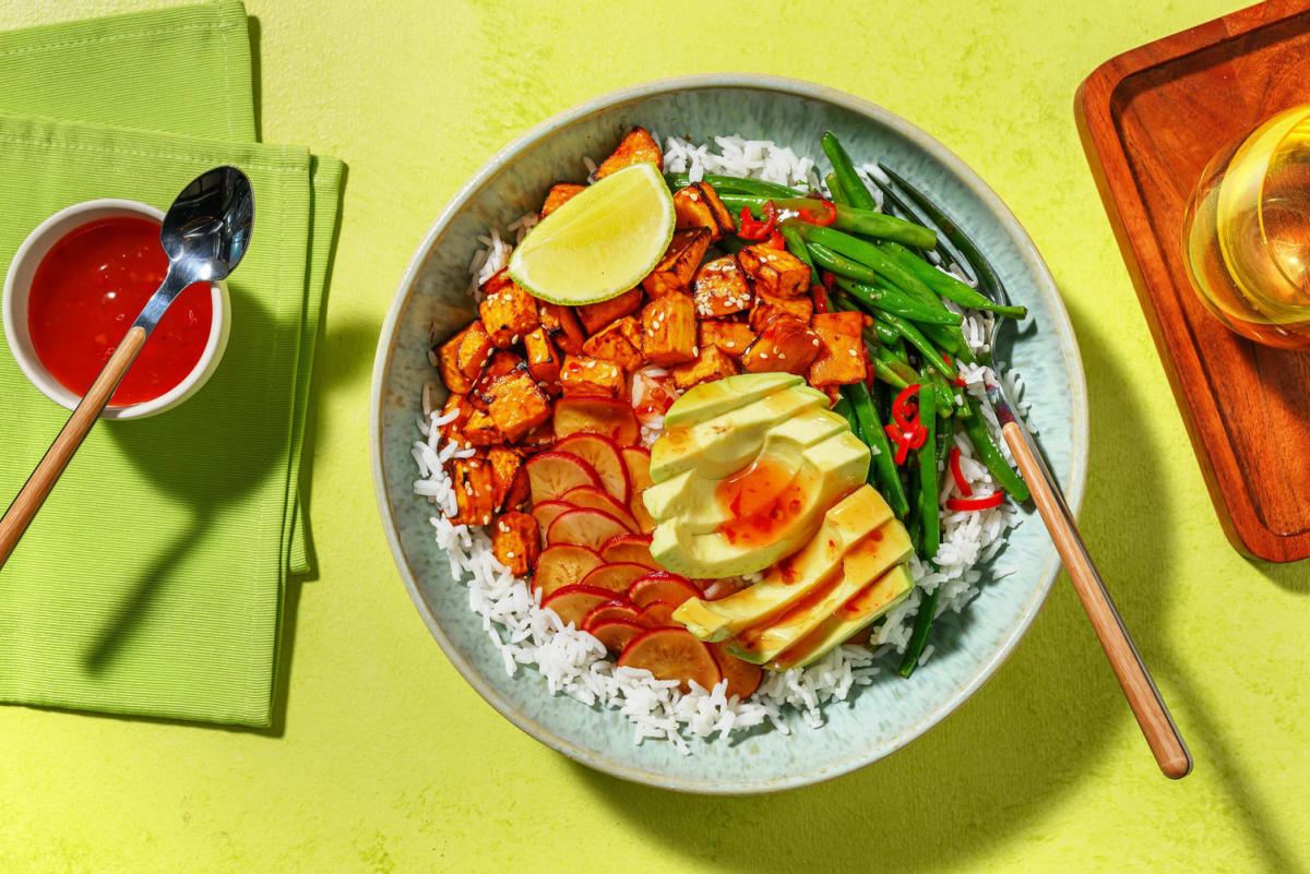 Vegane Bowl mit Sesam-Süßkartoffel & Avocado