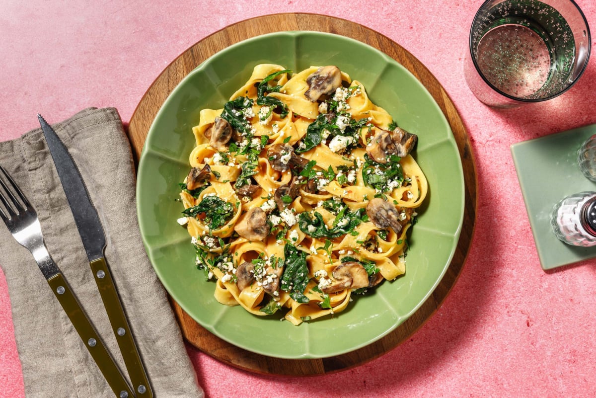 Fettuccine mit Spinat, Champignons und Zucchini