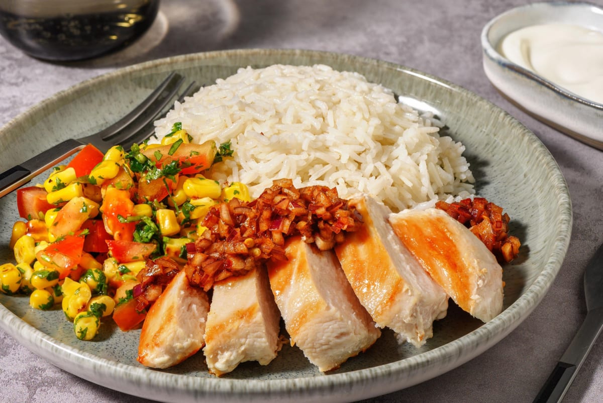 Stegt 'piri-piri'-kylling og majs-tomatsalat
