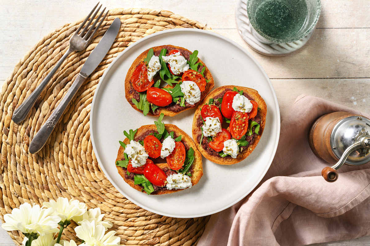 Frisella dal Sud al patè di olive, salsiccia e ricotta