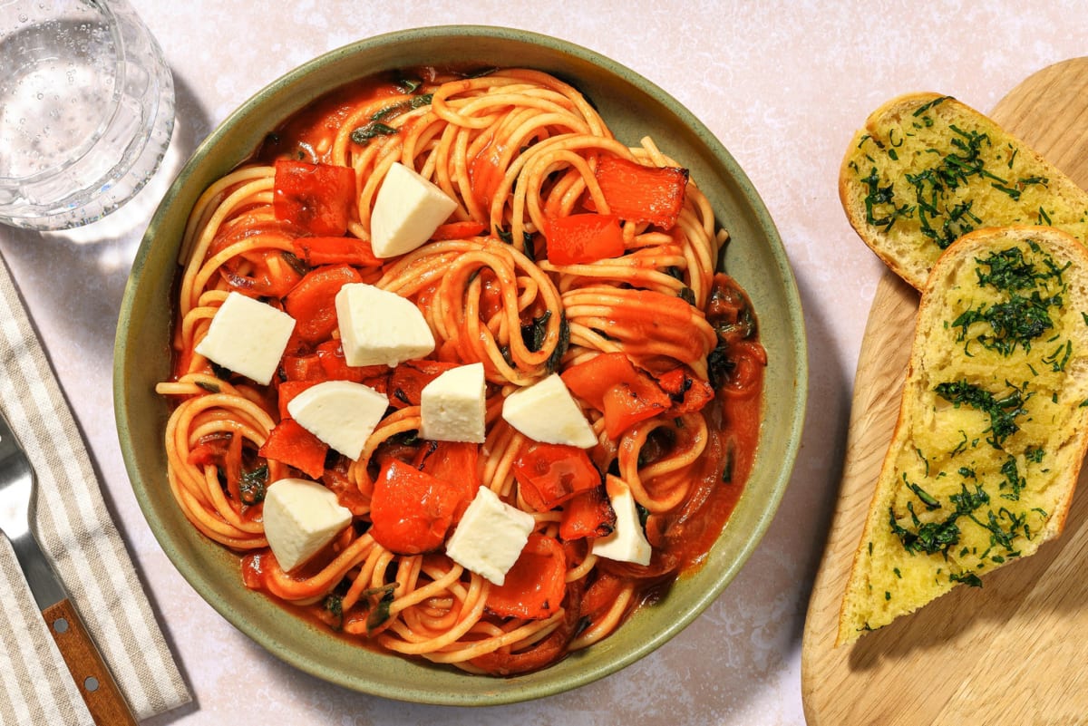 Mozzarellaspaghetti i røget tomatsauce