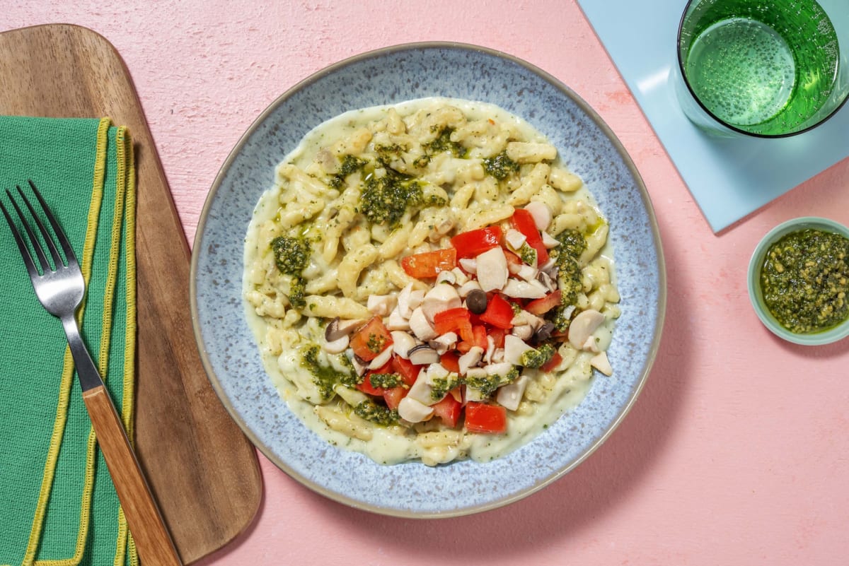 Vegane italienische Spätzlepfanne mit Basilikum