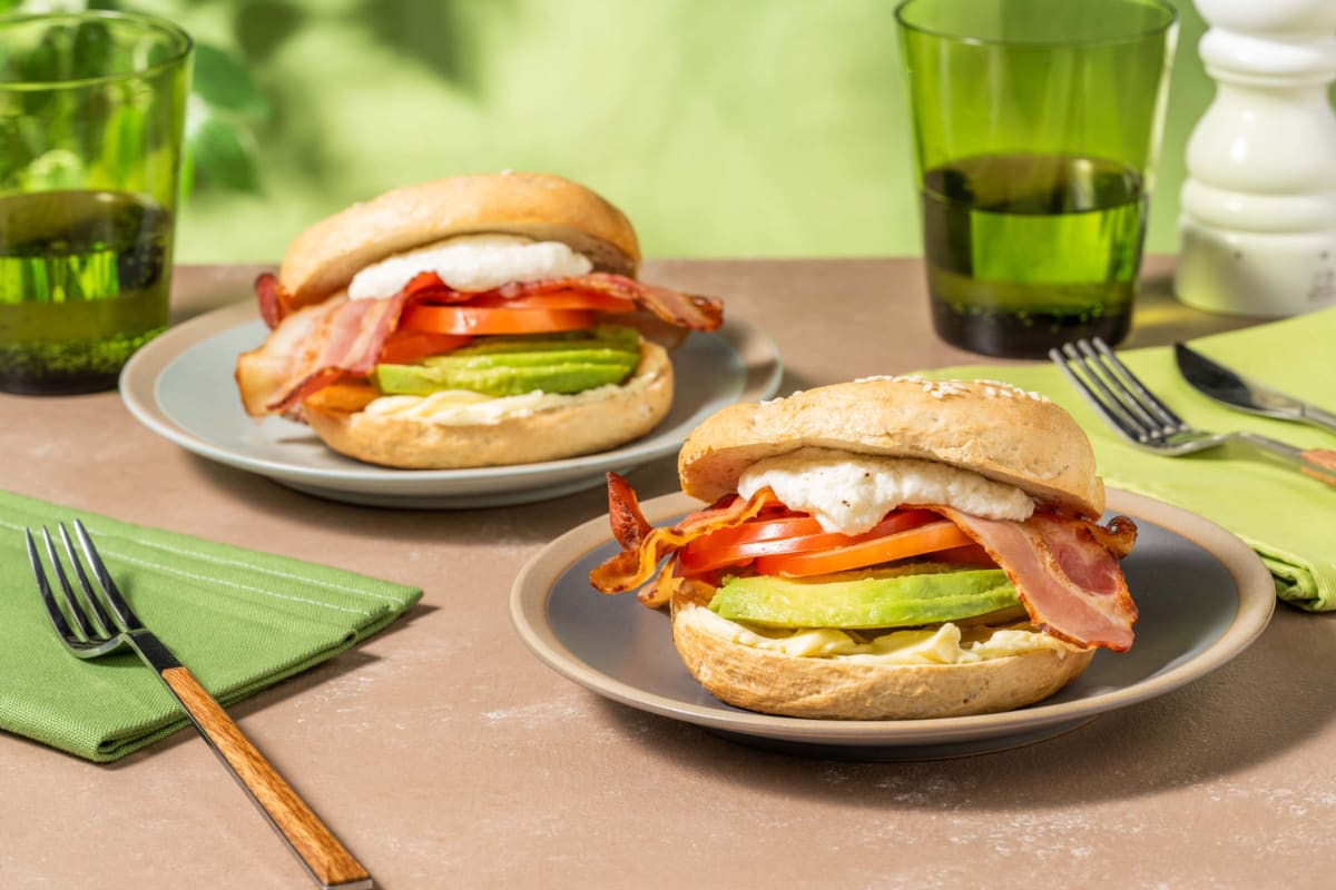 Avocado og bacon bagel