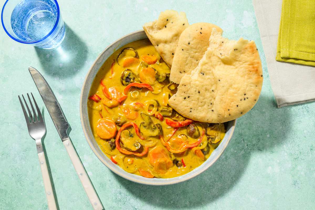 Goldenes Curry mit buntem Ofengemüse