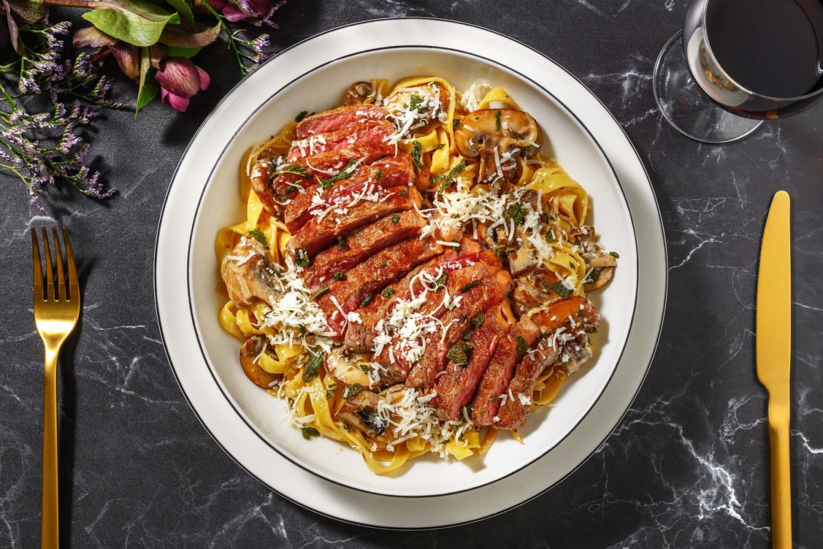 Saftiges Rindshuftsteak auf cremiger Jägersauce