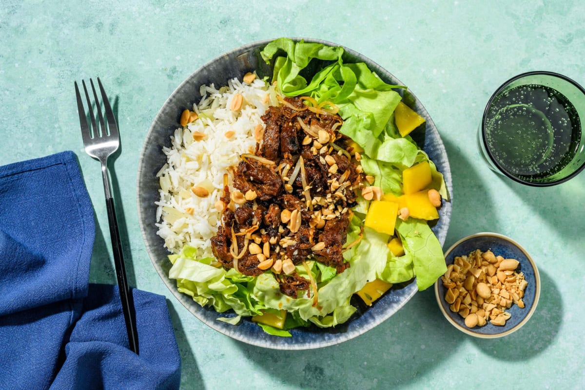 Rijstsalade met vegetarische runderstukjes in teriyaki