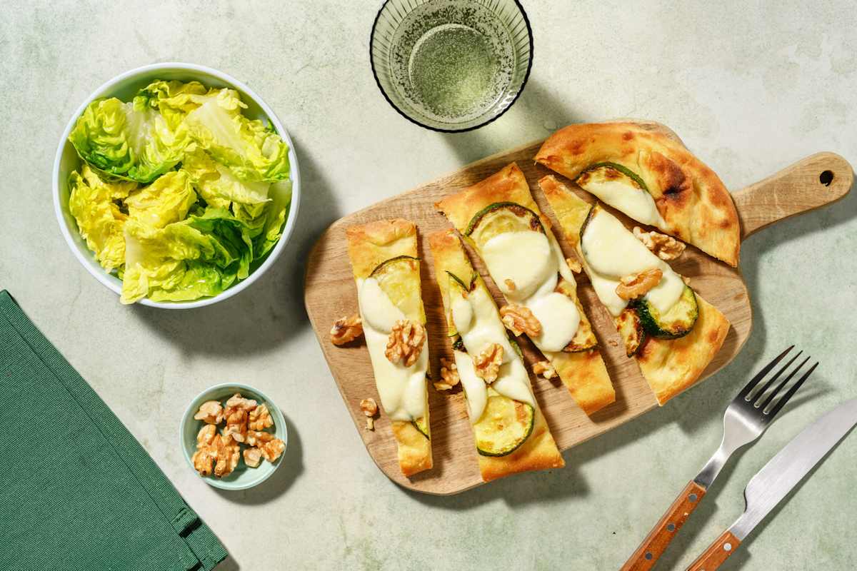 Pinsa fragrante alla mozzarella e zucchine