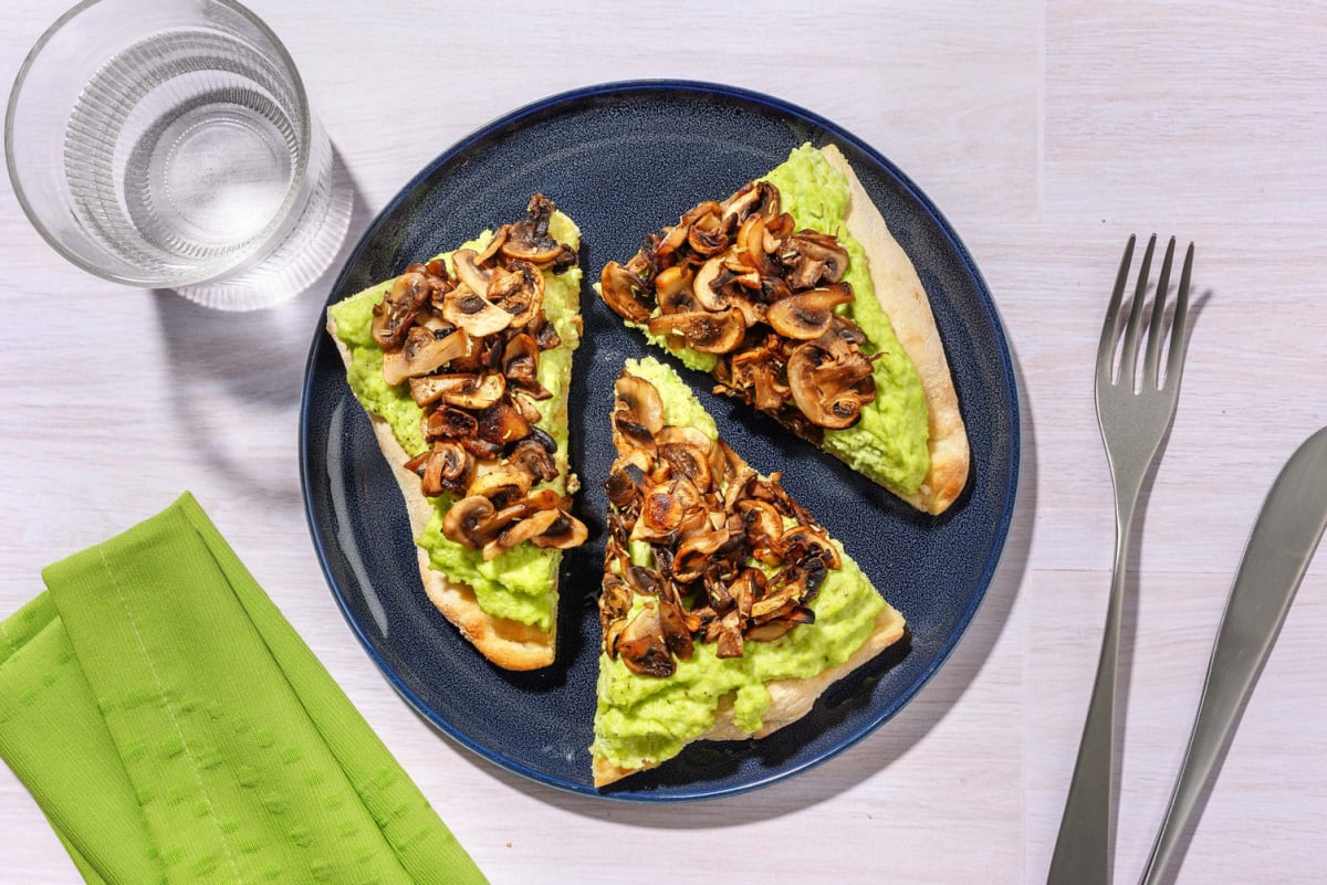 Pinsa al pesto di edamame e salsiccia
