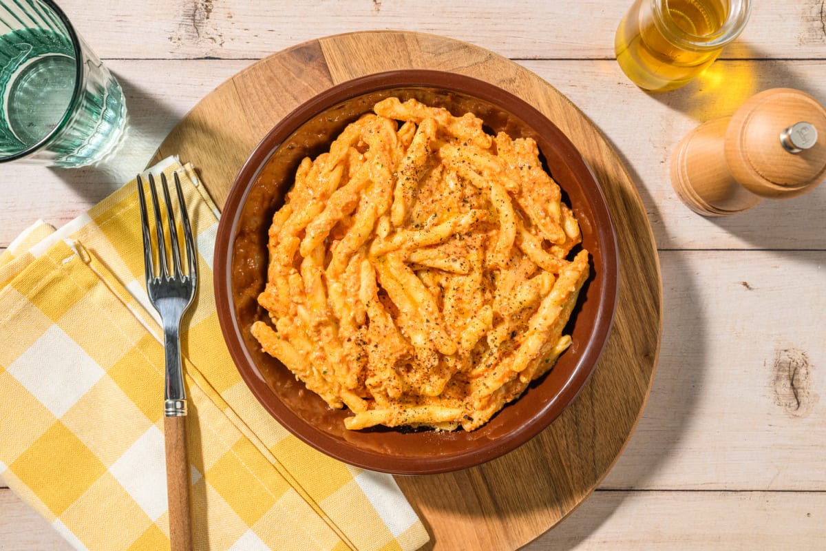 Strozzapreti al pesto rosso e salsiccia | HelloFresh