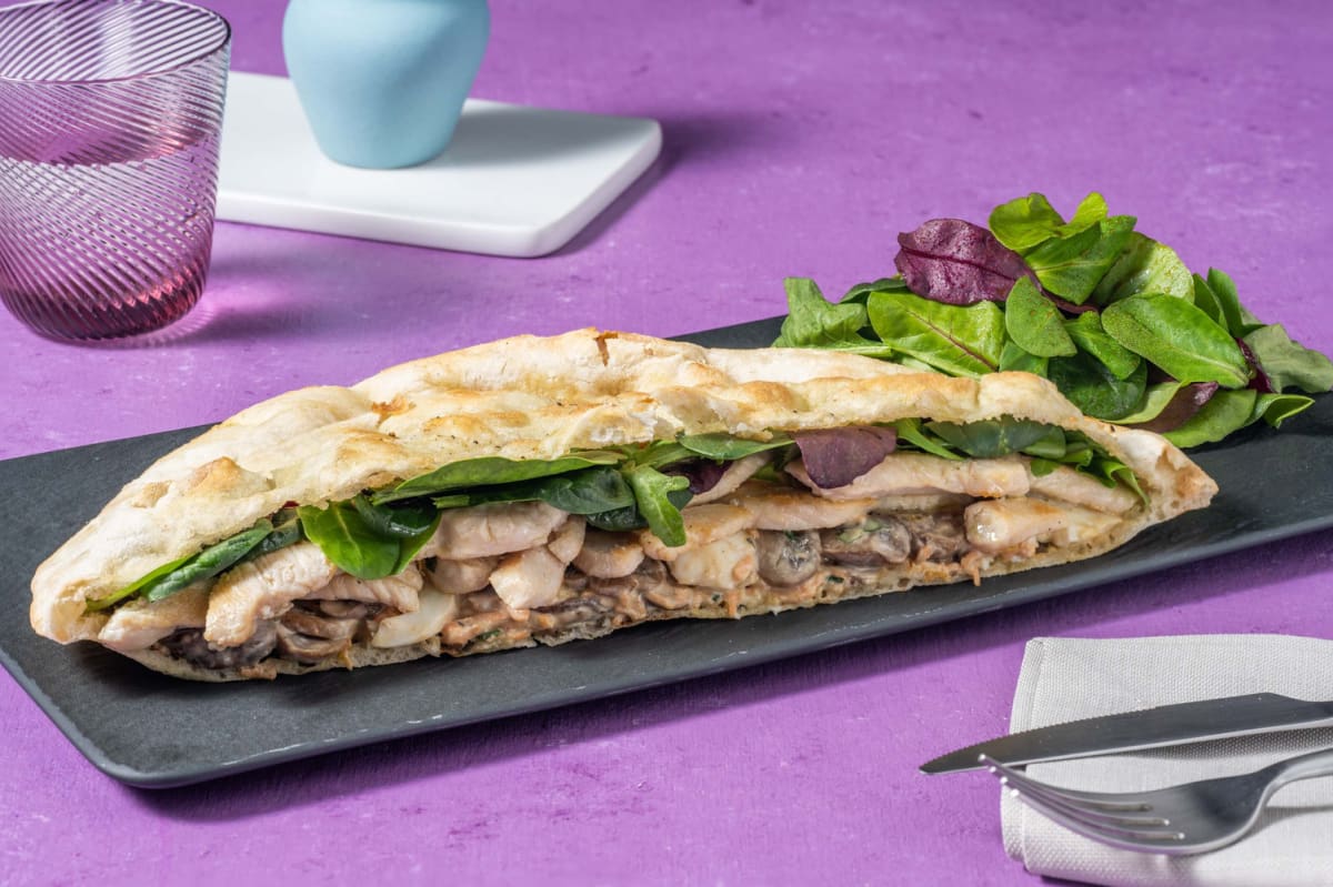 Panino al pollo e insalata capricciosa