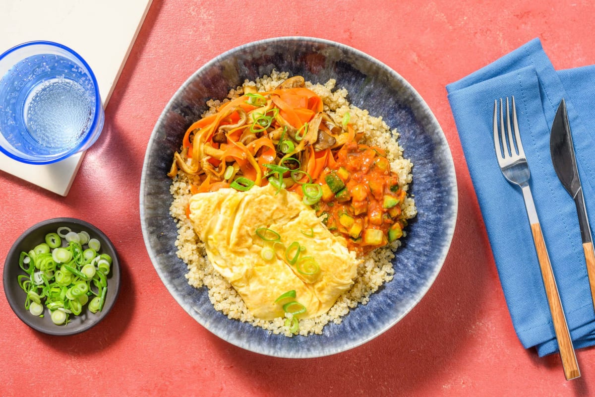 Bowl indonesiana di quinoa, uova e sambal