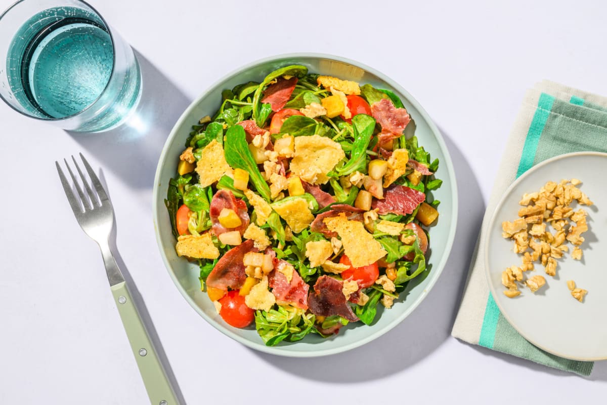 Ensalada con crujientes de jamón serrano y queso