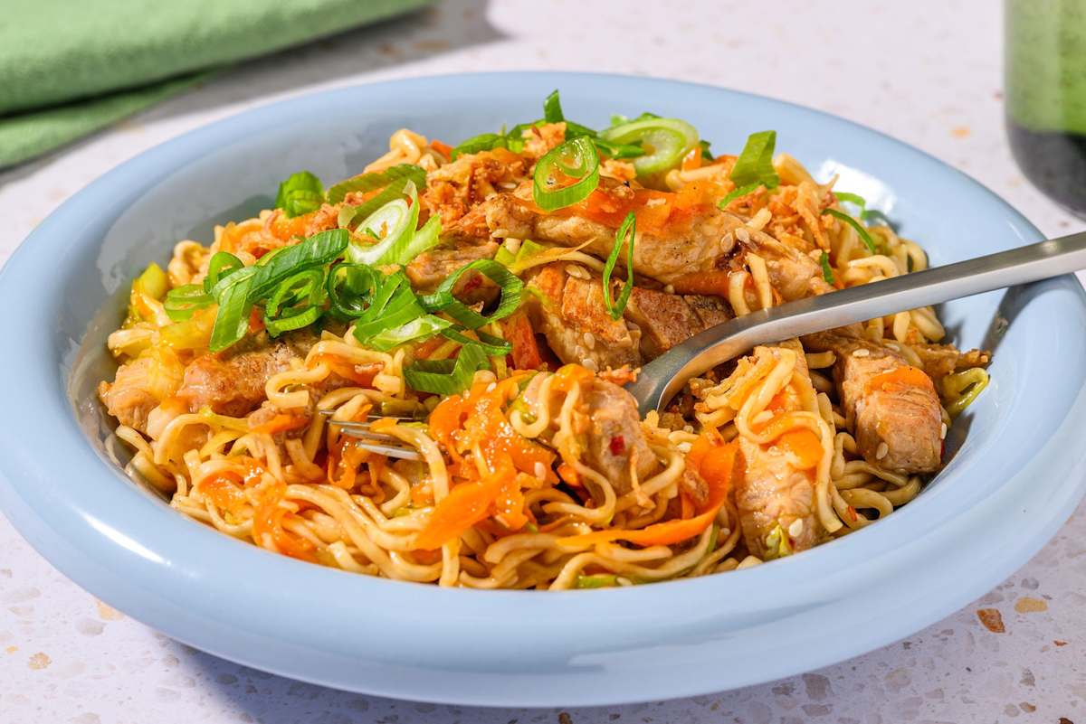 Nouilles sucrées et épicées et porc au sésame