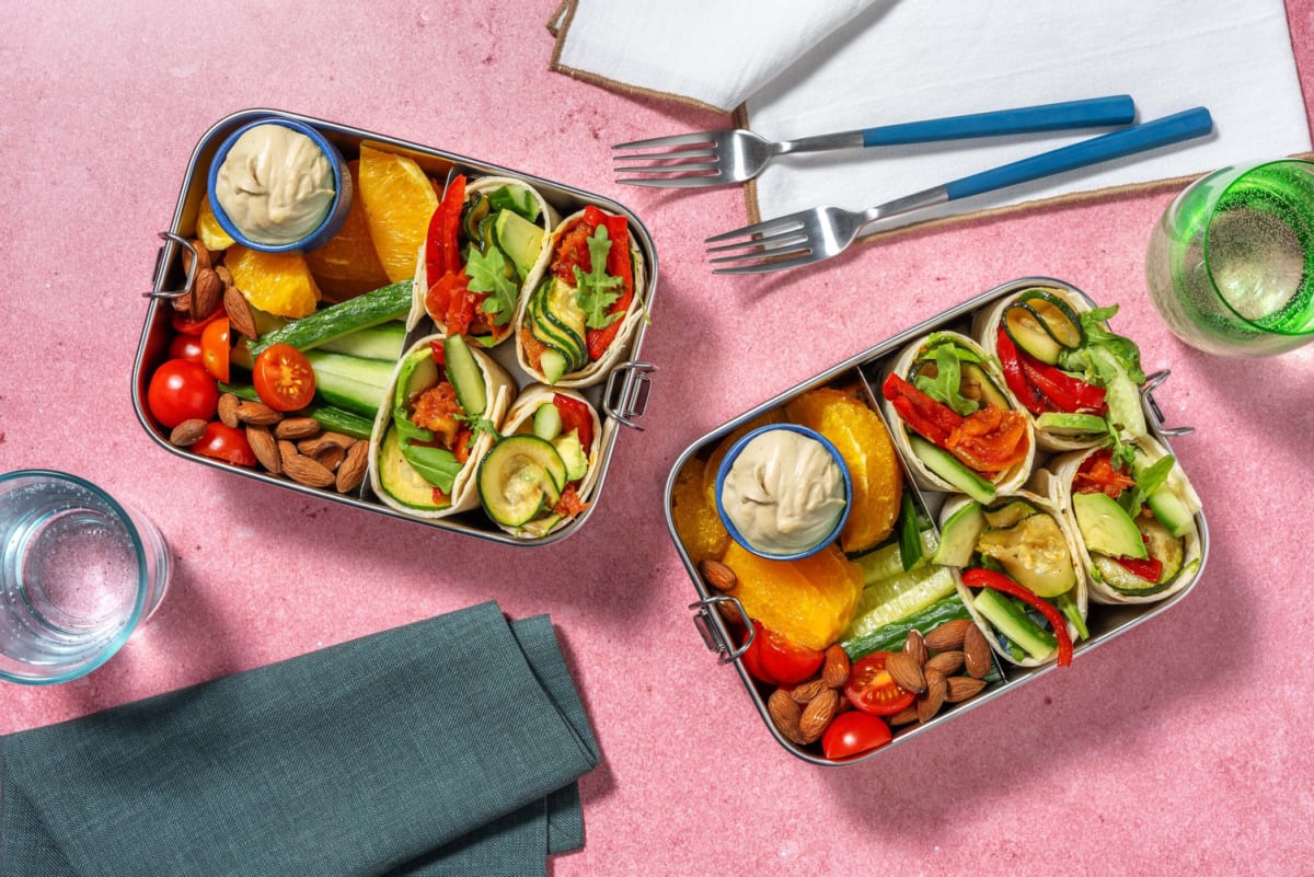 Bentobox met tortilla's met hummus en gegrilde groenten