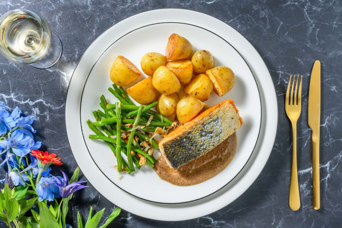 Salmone in salsa tapenade alle olive e alici