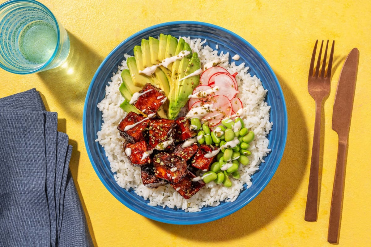 Poké bowl au tofu laqué garni d'avocat et fèves de soja