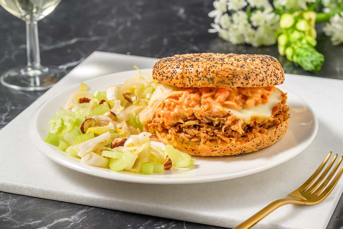 Bagel al pulled pork e formaggio affumicato