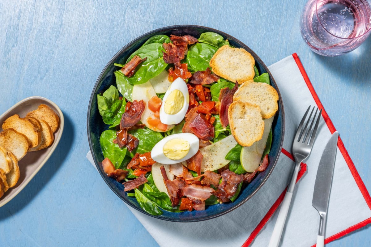 Insalata ricca con uovo, spinacino e bacon