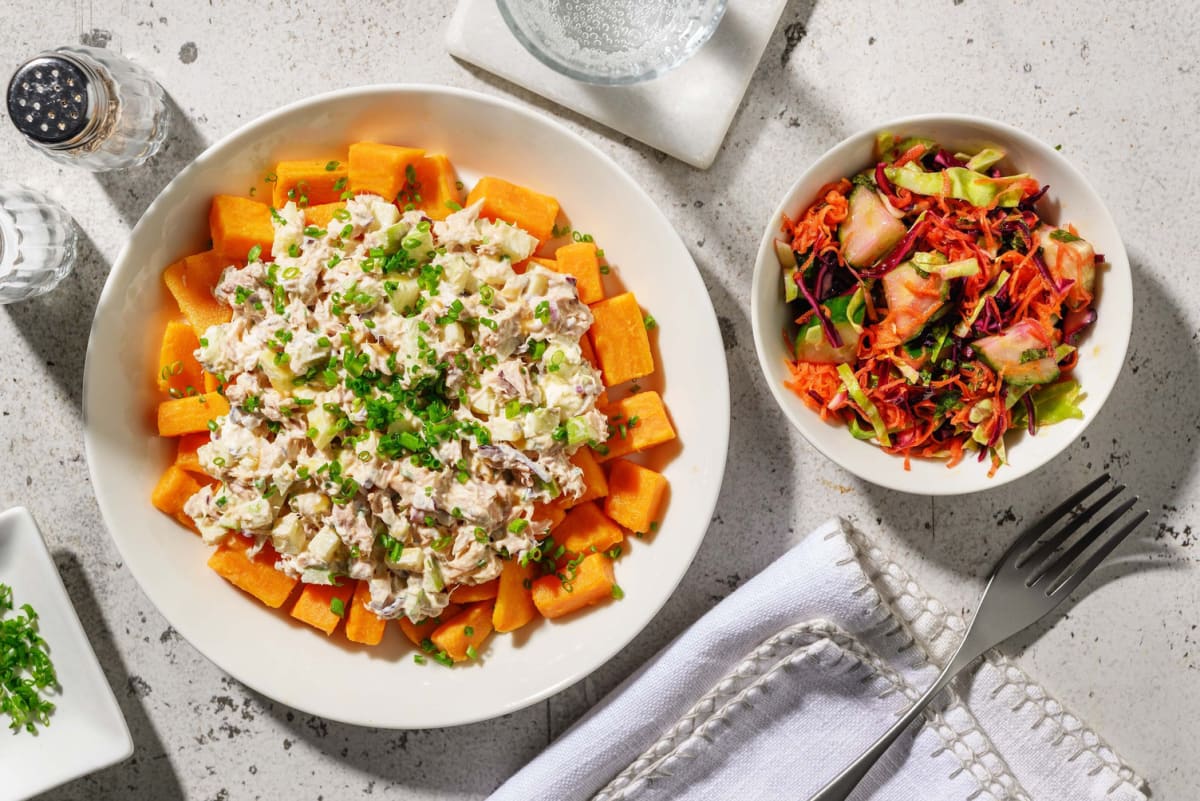 Bowl met frisse tonijnsalade en zoete aardappel