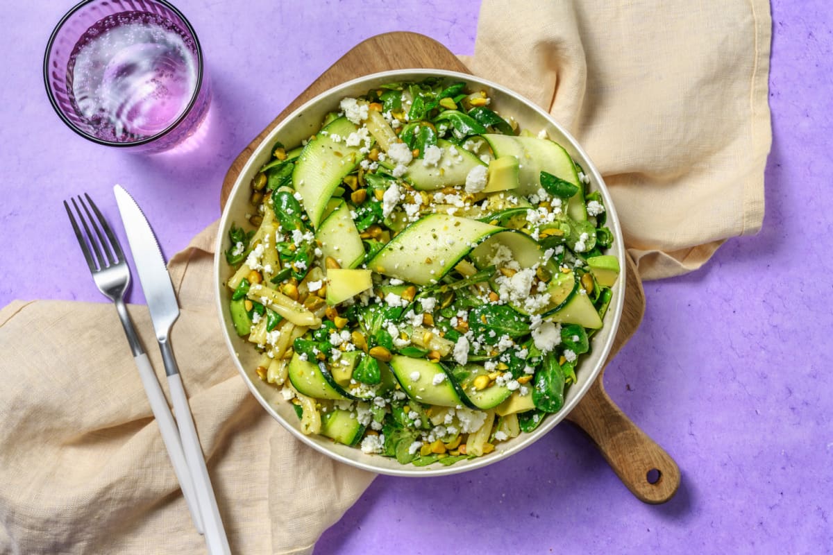 Salade de pâtes au pesto, courgette & avocat