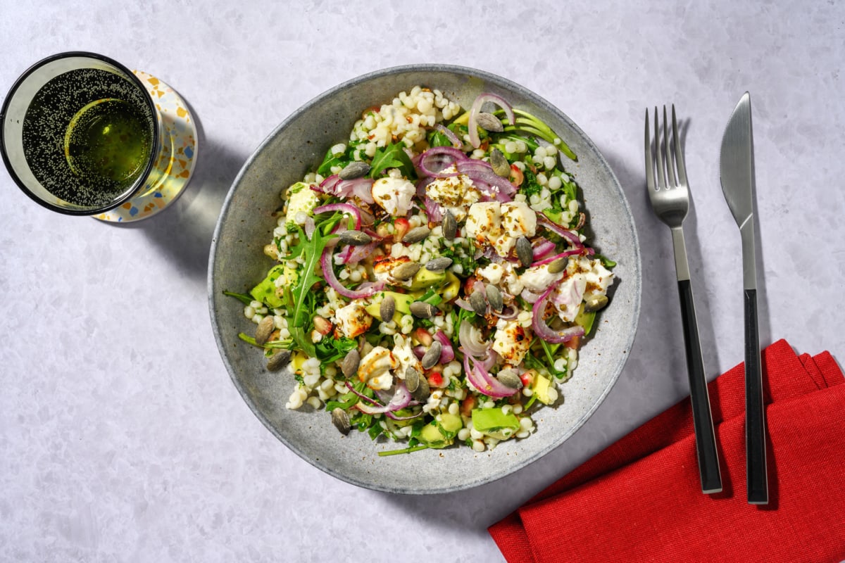 Salade couscous perlé, avocat & feta rôtie