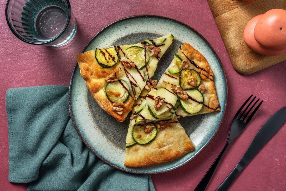 Pizza filante alla mozzarella e zucchine